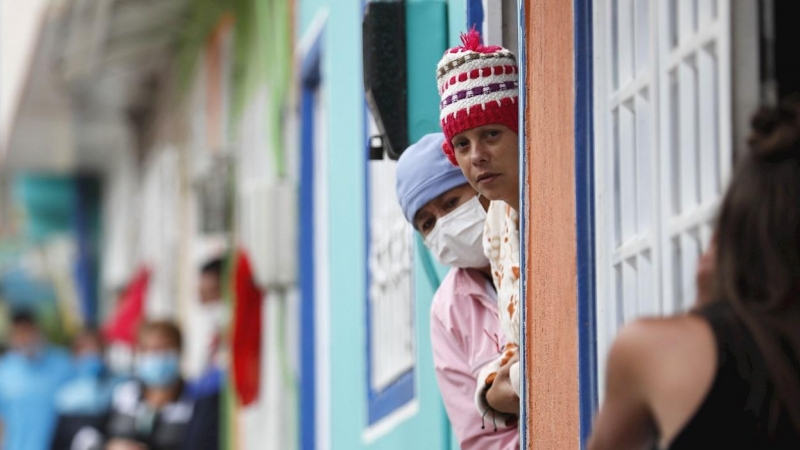 -FOTODELDÍA- AME5460. BOGOTÁ (COLOMBIA), 24/04/2020.- Familias esperan la entrega de mercados con trapos rojos en sus casas, a través de los cuales manifiestan la necesidad de alimentos, ayer jueves, en Ciudad Bolívar (Colombia). Saqueos y trapos rojos so