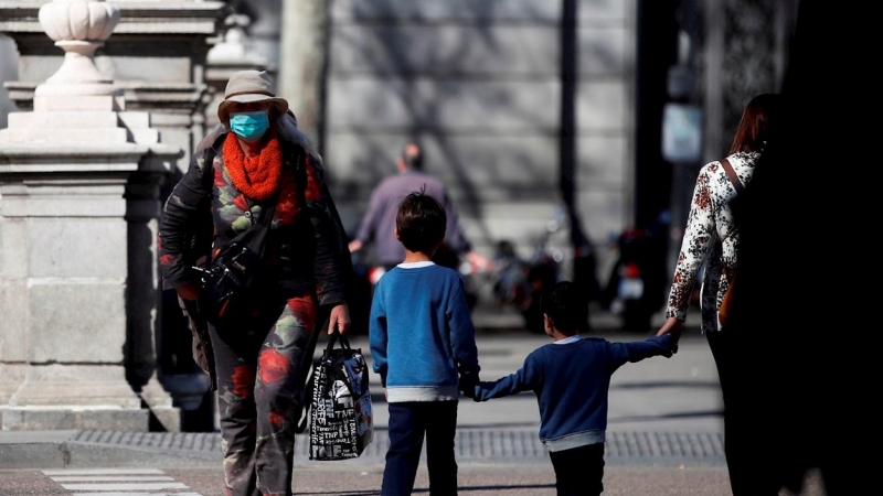 Un par de niños cruzan una calle, en Madrid. EFE/ Juan Carlos Hidalgo/Archivo