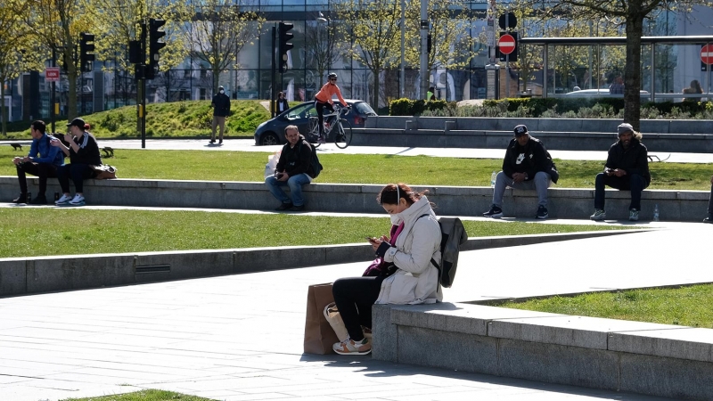 FOTO DE ARCHIVO: Se ve a una mujer con una máscara protectora mientras revisa su teléfono celular mientras continúa la propagación de la enfermedad por coronavirus (COVID-19), Londres, Gran Bretaña, 4 de abril de 2020. REUTERS / Steven Watt / File Photo