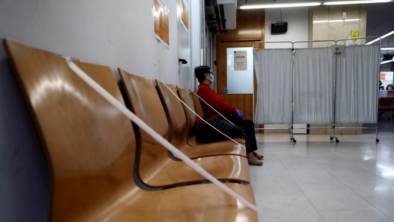 Vista de la sala de espera del centro de salud de General Ricardos, en Madrid. EFE/ Mariscal
