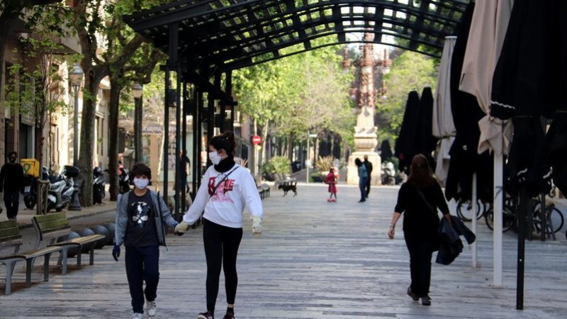 L'avinguda Gaudí de Barcelona amb nens passejant durant la primera sortida des de l'inici del confinament aquest diumenge.