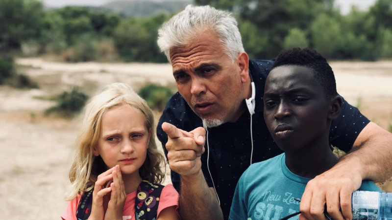 El director Toni Bestard con los actores de la película 'Pullman'.