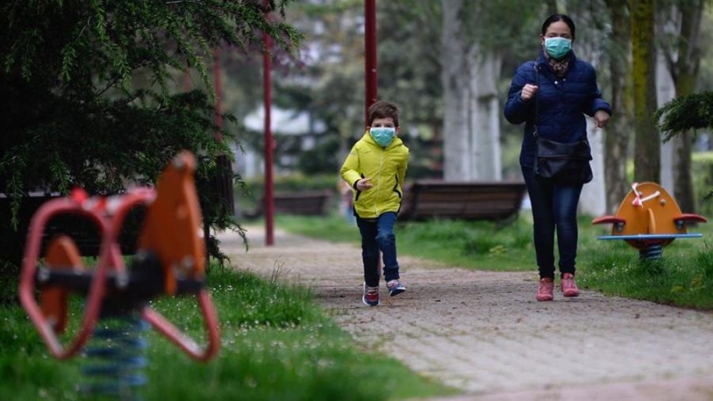 Un niño hace deporte por un parque en Valladolid | EFE