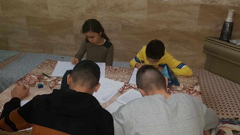Suad tiene cuatro hijos que se turnan el móvil para hacer los deberes.-CEDIDA