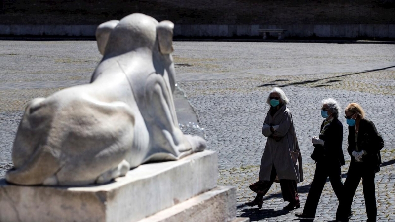 Personas con máscaras protectorasn en la plaza Piazza del Popolo en Roma, Italia, durante un encierro nacional por la pandemia.- EFE / EPA / ANGELO CARCONI