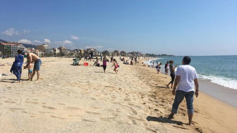 La platja d'Ocata, al Masnou (Maresme), durant el primer dia de permís de sortida dels nens durant el confinament d'aquest diumenge.