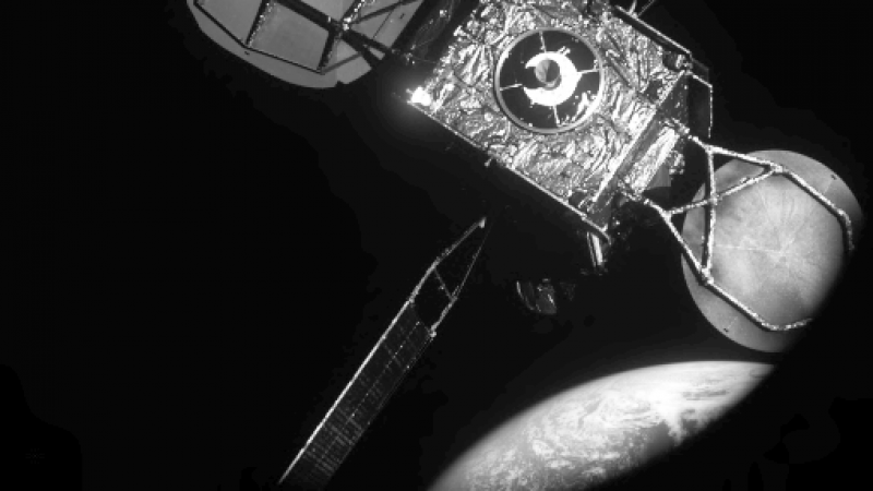 Foto del Intelsat-901, con la Tierra  abajo al fondo, tomada por el satélite auxiliar MEV-1 a 20 metros de distancia.- NORTHROP GRUMANN