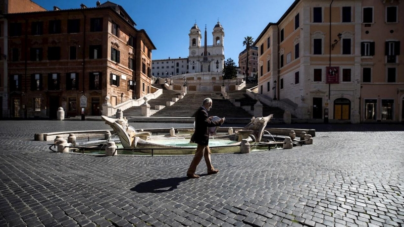 Una persona camina por una Plaza de España vacía, en Roma (Italia). /EFE