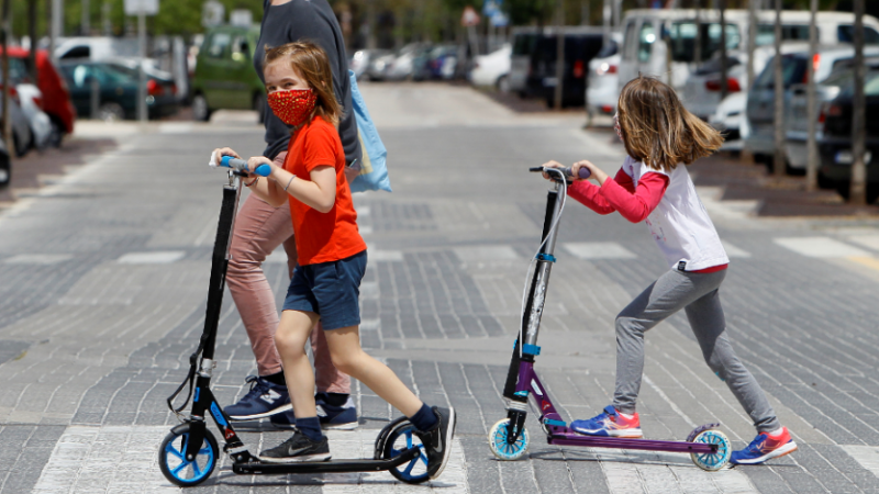 Dos niñas con mascarillas el primer día en el que los menores de 14 años pueden salir a la calle durante el estado de alarma. Europa press / Isaac Buj