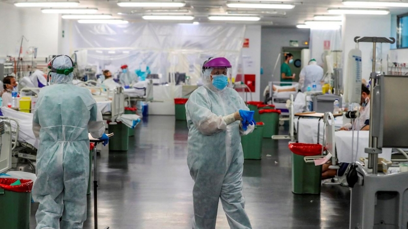 Personal sanitario, durante su jornada de trabajo en una planta del Hospital Puerta de Hierro. EFE/JuanJo Martín