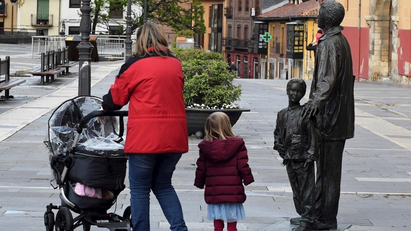 GRAF6945. LEÓN, 27/04/2020.- Una familia pasea por la plaza de la Catedral de León este lunes, durante el segundo día en el que casi seis millones de niños menores de 14 años pueden salir a la calle una hora al día, junto a un adulto y a un kilómetro como