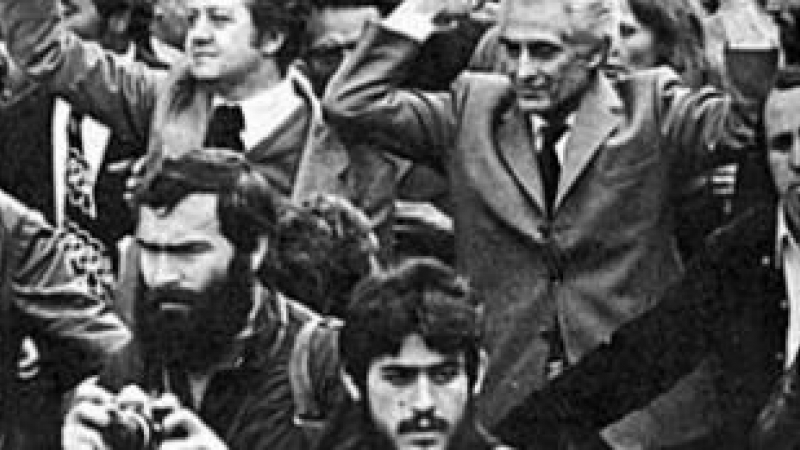 En la parte superior de la imagen, Soares y Álvaro Cunhal, líder del PCP, en el mitin del 1 de mayo de 1974. En el centro, en el primer plano, Miguel Sobrino.