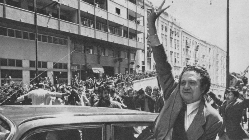 El líder socialista, Mário Soares, es aclamado por la multitud en abril de 1974, al regreso de su exilio en París. Al otro lado del coche, Miguel Sobrino (con barba).