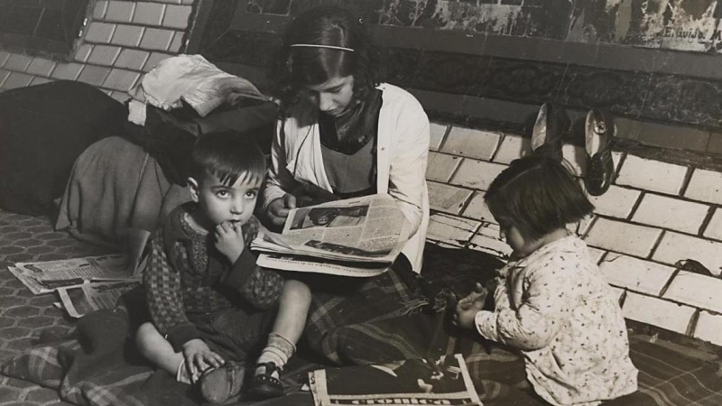 Niños refugiados en una estación del metro de Madrid durante la guerra civil. / ANTIFAFOT (AGA)