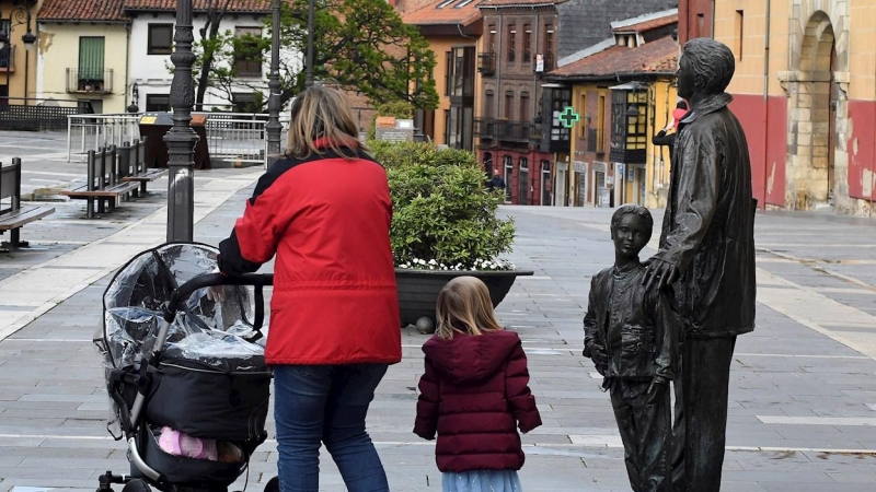 Una familia pasea por la plaza de la Catedral de León este lunes, durante el segundo día en el que casi seis millones de niños menores de 14 años pueden salir a la calle. /EFE