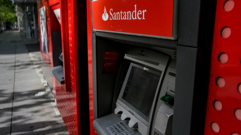 Cajero automático de una oficina del Banco Santander en Madrid. E.P.