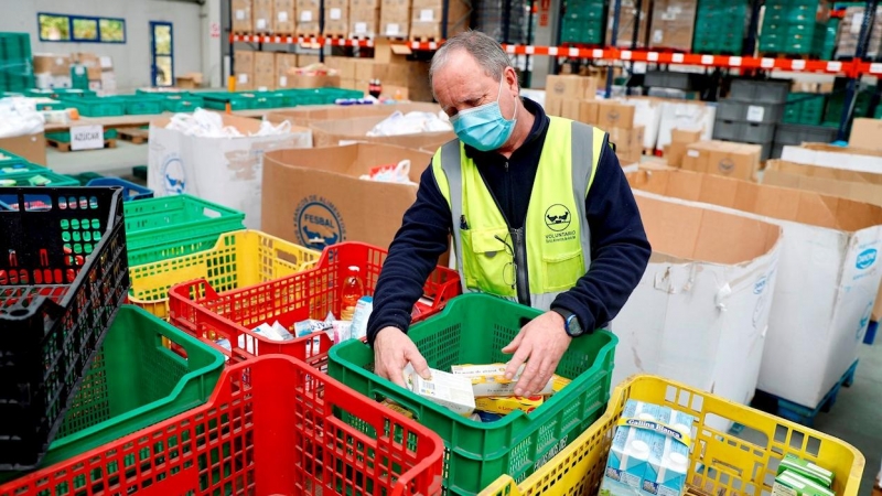 Voluntarios del Banco de Alimentos de Asturias trabajan en el almacén que tienen en el polígono de Argame en Oviedo. EFE/J.L. Cereijido