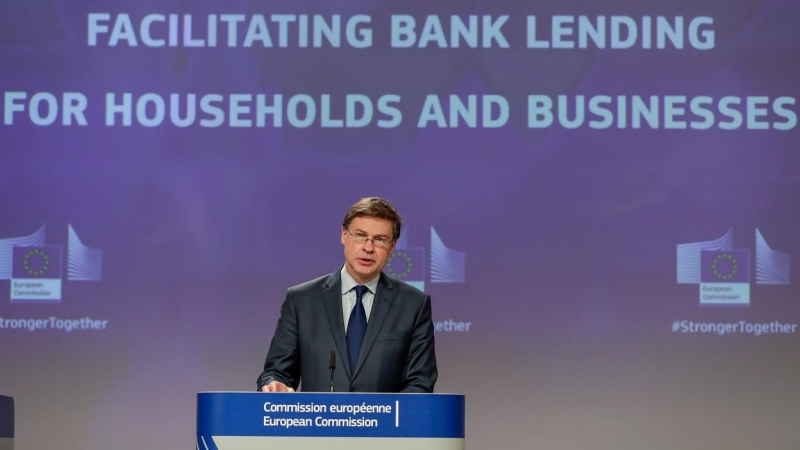 El vicepresidente de la Comisión Europea, Valdis Dombrovskis, en rueda de prensa para la presentación del paquete de medidas para impulsar los préstamos de la banca, en Bruselas. REUTERS/Stephanie Lecocq/Pool