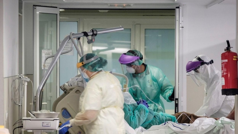 Sanitarios trabajan en un hospital de Gran Canaria. EFE/Ángel Medina G.