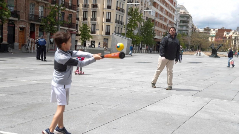 Un niño practica deporte este lunes en la plaza de Felipe II en Madrid. Desde ayer miles de niños menores de 14 años han pisado las calles por primera vez después de 42 días seguidos en casa a cuenta de un virus que ha paralizado medio mundo, diezmado las