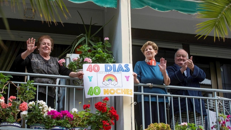 Varias personas desde sus balcones en Granada nos recuerdan que llevamos cuarenta días de confinamiento desde que el Gobierno decretó el Estado de Alarma por la crisis sanitaria de la COVID-19. Una cuarentena histórica que se ha vivido desde esos balcones