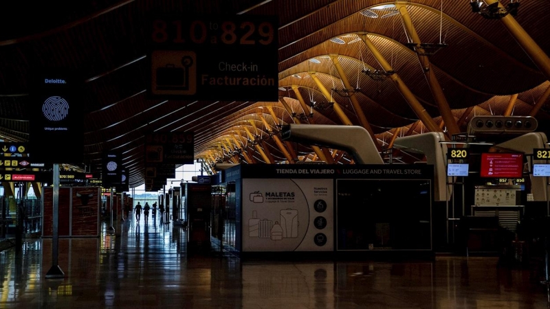 Vista de los mostradores para facturar de la terminal T4 del aeropuerto Adolfo Suárez de Madrid  casi vacío por la pandemia de coronavirus. EFE/Rodrigo Jiménez