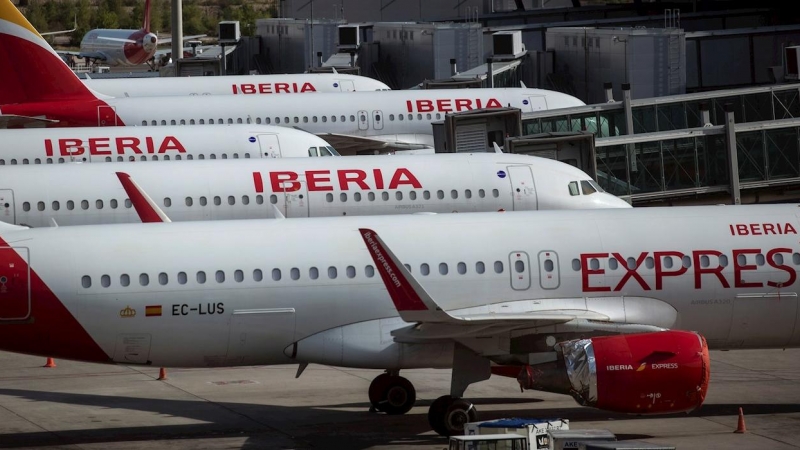 Vista de unos aviones de Iberia en la pista de la terminal T4 del aeropuerto Adolfo Suárez de Madrid casi vacío por la pandemia de coronavirus. EFE/Rodrigo Jiménez