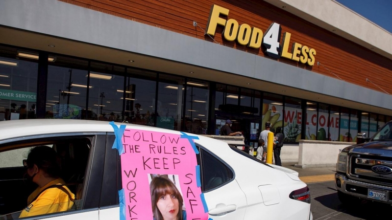 Trabajadores de supermercado piden medidas de seguridad en un establecimiento de Food 4 Less en Los Angeles, EEUU. EFE