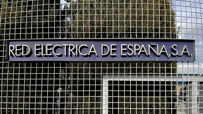 Letrero del Grupo Red Eléctrica de España en su sede de Alcobendas (Madrid). E.P./Eduardo Parra