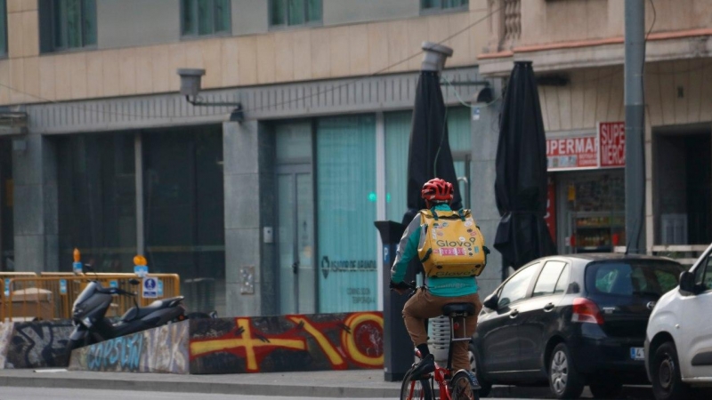 Un rider de Glovo circula per Barcelona durant el confinament. Blanca Blay | ACN