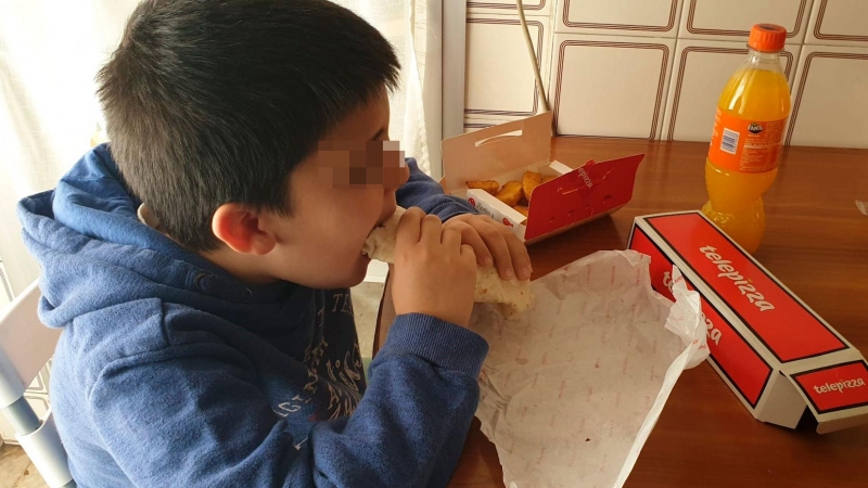 El hijo de Adela Navarro come un de los menús de Telepizza con los que la Comunidad de Madrid ha sustituido el servicio de comedor escolar para familias vulnerables.- CEDIDA