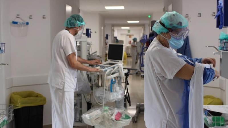 Pla general del servei d'urgències de l'Hospital de Palamós amb els professionals equipats amb mascaretes el 28 d'abril de 2020 (Horitzontal)