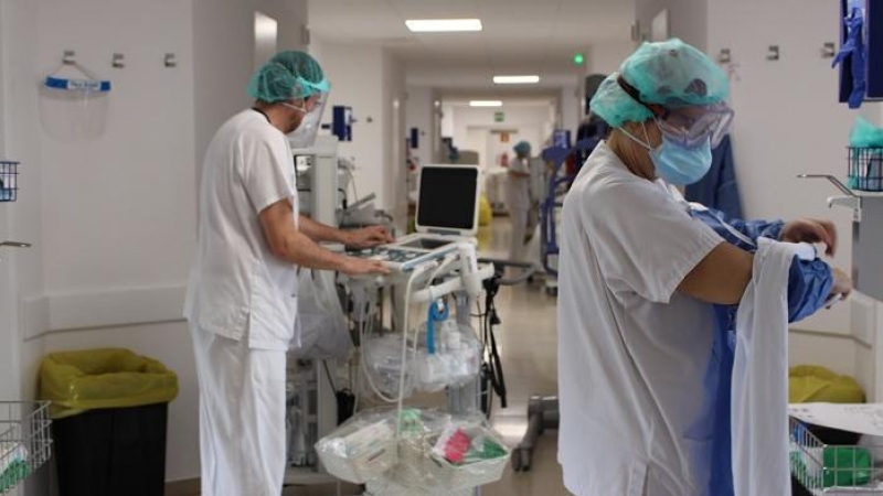 Pla general del servei d'urgències de l'Hospital de Palamós amb els professionals equipats amb mascaretes el 28 d'abril de 2020 (Horitzontal)