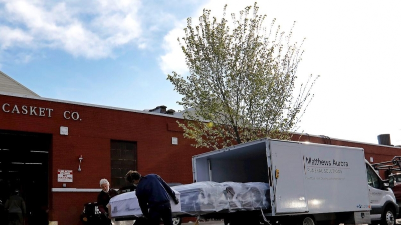 Trabajadores transportan ataúdes a una funeraria de Brooklyn. EFE
