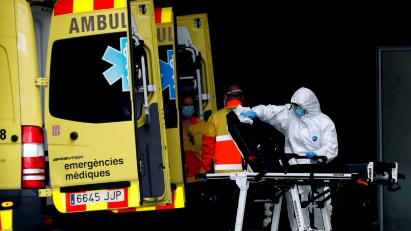 Un técnico sanitario desinfecta la camilla de una ambulancia en la entrada de urgencias del Hospital de Bellvitge, en Barcelona EFE/Toni Albir/Archivo