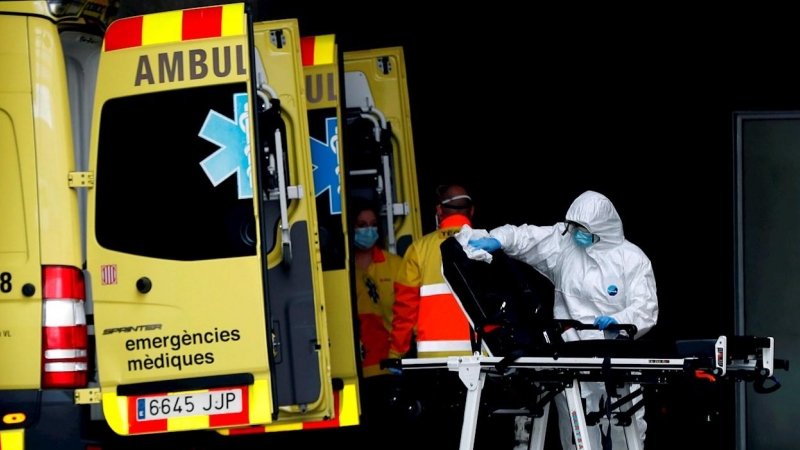 Un técnico sanitario desinfecta la camilla de una ambulancia en la entrada de urgencias del Hospital de Bellvitge, en Barcelona EFE/Toni Albir