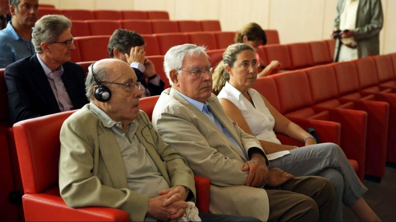 Félix Millet (i), Jordi Montulll (2d), su hija, Gemma Montull (d), Pedro Buenaventura (i-detrás) y Daniel Osàcar. (Foto: EFE)