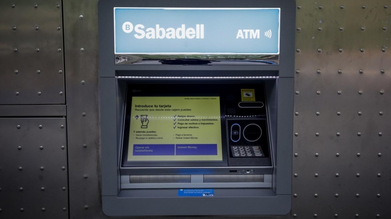 Un cajero del Banco Sabadell en una oficina en Madrid. E.P./Ricardo Rubio