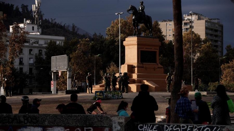 27/04/2020.- Cerca de dos docenas de manifestantes protestasn contra el Gobierno de Sebastián Piñera y por la celebración del día del Carabinero. / EFE -  Alberto Valdés