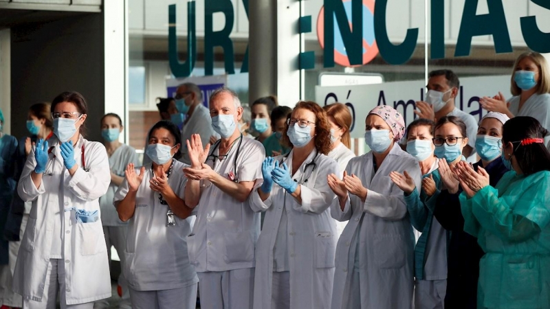 Personal sanitario de las urgencias del Hospital Universitario Lucus Augusti (HULA), en Lugo, devuelve el aplauso a los ciudadanos. EFE/Eliseo Trigo/Archivo