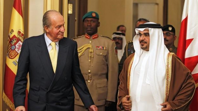 Don Juan Carlos y el príncipe heredero de Bahrein. ATLAS / EFE