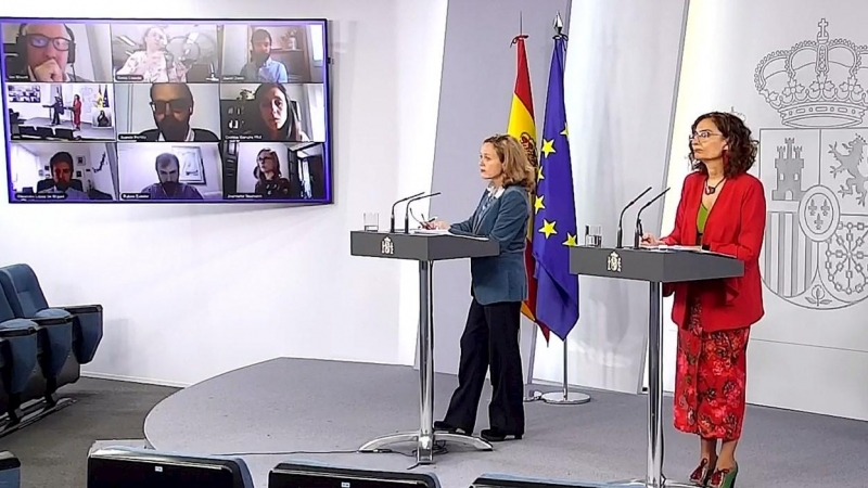 Captura de la señal institucional del Palacio de la Moncloa de la rueda de prensa ofrecida por la vicepresidenta de Asuntos Económicos, Nadia Calviño, y la ministra de Hacienda, María Jesús Montero, este viernes en el Palacio de la Moncloa. /EFE