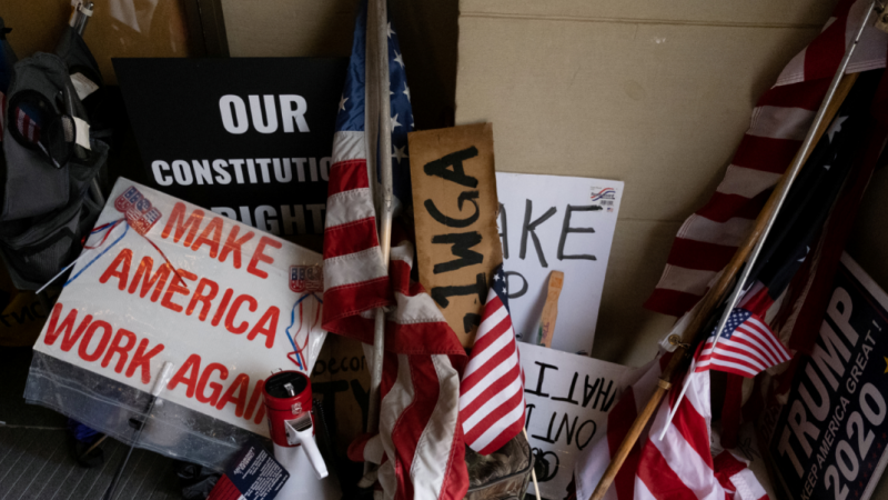 Los manifestantes dejan sus banderas y letreros en la entrada del edificio del Capitolio en Michigan tras ocupar el edificio durante una votación para aprobar la extensión del confinamiento. REUTERS / Seth Herald