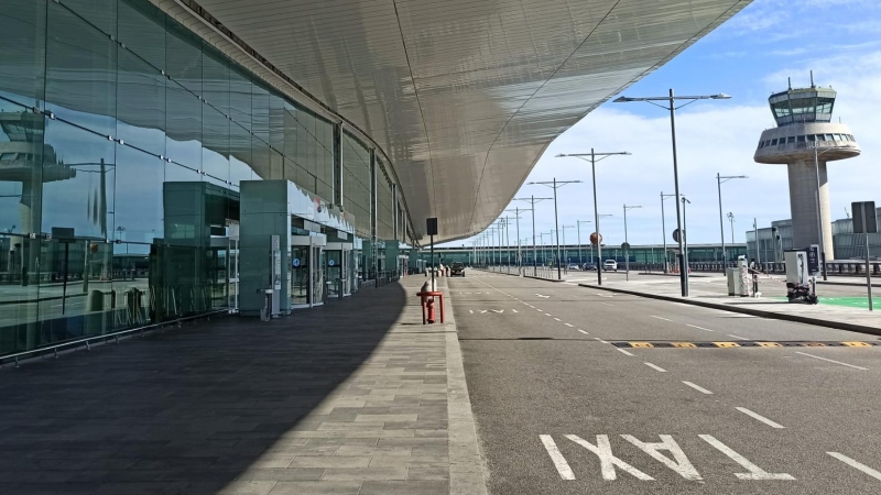 L'entrada de la T1 de l'aeroport del Prat buida, sense cap taxi ni cap cotxe, duran el confinament per la crisi del coronavirus. Maria Rubio