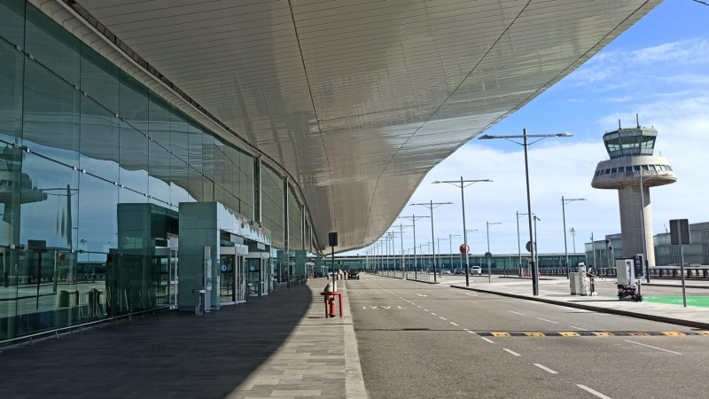 L'entrada de la T1 de l'aeroport del Prat buida, sense cap taxi ni cap cotxe, duran el confinament per la crisi del coronavirus. Maria Rubio