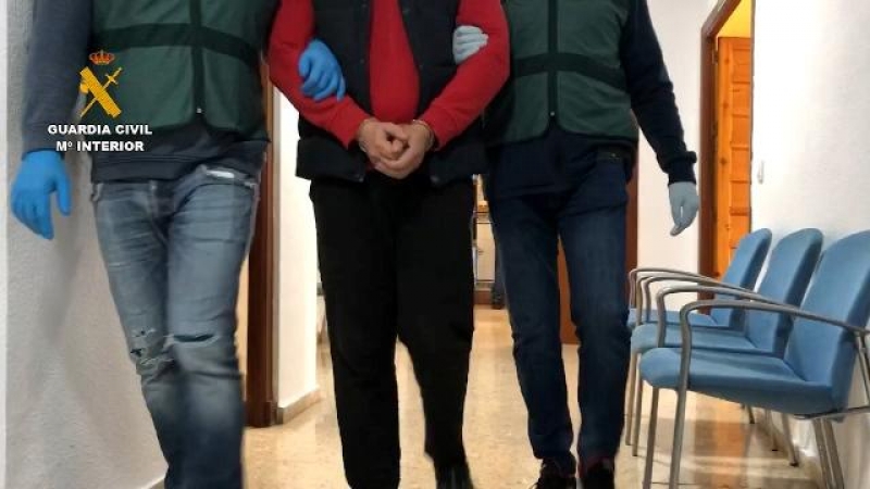 Los agentes conducen al exdiputado de la Duma Estatal rusa buscado por malversación tras su detención. / Guardia Civil