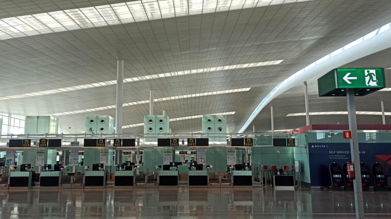 Els aparadors de les companyies aèries de la Terminal 1 de l'aeroport del Prat resten tancats durant el confinament pel coronavirus. Maria Rubio