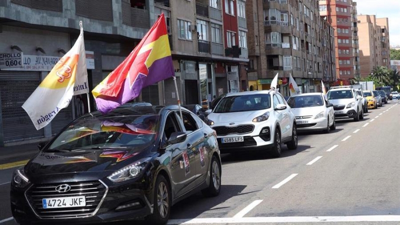 La Intersindical de Aragón se ha manifestado con una caravana de unos 30 coches para celebrar el Primero de Mayo en defensa de los derechos de los trabajadores. EFE/Javier Cebollada