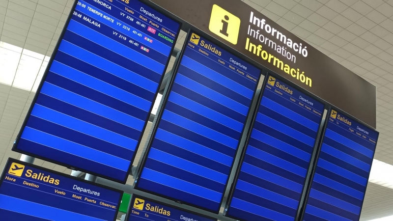 Les pantalles on s'anuncien la sortida de vols des de l'aeroport del Prat estan buides. Només hi ha programats els que es dirigeixen cap a Menorca, Tenerife Norte i Màlaga. Maria Rubio