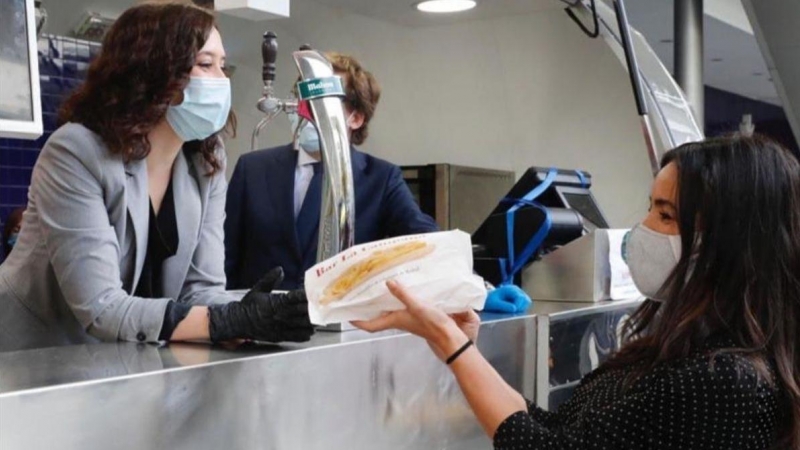 La presidenta de la Comunidad de Madrid, subida en un camión de comidas en Ifema, entrega un bocadillo de calamares a Begoña Villacís, vicealcaldesa de Madrid.- INSTAGRAM DE ISABEL DÍAZ AYUSO